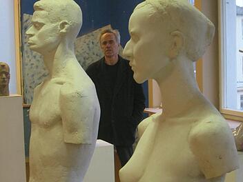 Walter Graf zwischen zwei Ballett-Statuen aus der Zeit des Nürnberger Studiums.  Foto: Winfried Ehling
