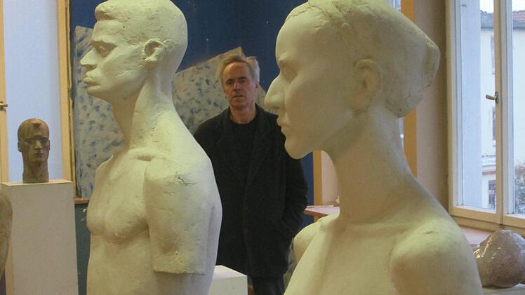 Walter Graf zwischen zwei Ballett-Statuen aus der Zeit des Nürnberger Studiums.  Foto: Winfried Ehling