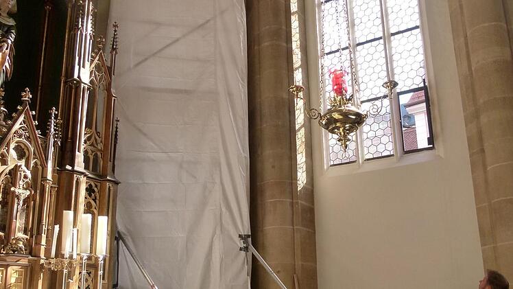 Das Team der Spezialfirma Derix hat bereits die Ornamentverglasung abgenommen, die im Juli vor das Wabenfenster verbracht worden war. Foto: Marion Krüger-Hundrup