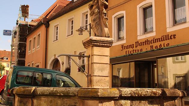 Der Andreasbrunnen gegen&uuml;ber der Polizei ist undicht. Den Auftrag f&uuml;r dessen Abdichtung und Sanierung f&uuml;r 24&nbsp;000 Euro hat der Stadtrat nun freigegeben.Klaus Klaschka