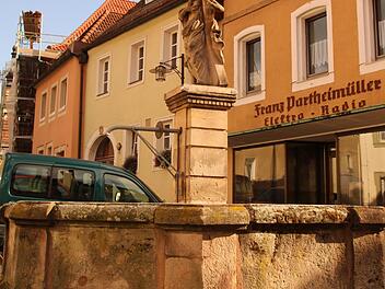 Der Andreasbrunnen gegenüber der Polizei ist undicht. Den Auftrag für dessen Abdichtung und Sanierung für 24 000 Euro hat der Stadtrat nun freigegeben.Klaus Klaschka