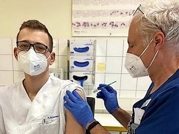 Ferdinand Bichelmeir (l.) bekam die Impfung von Oberarzt Thomas Schnitzer.