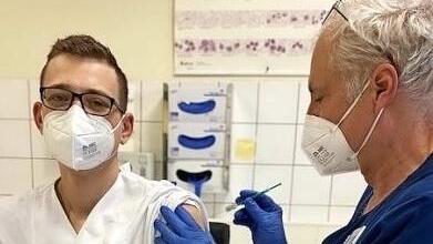 Ferdinand Bichelmeir (l.) bekam die Impfung von Oberarzt Thomas Schnitzer.