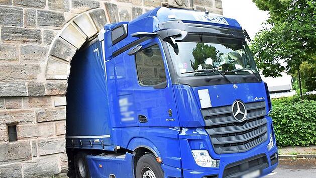 Kein Vor und kein Zur&uuml;ck gab es mehr f&uuml;r den Lkw, der im Forchheimer Tor in Neunkirchen am Brand steckenblieb.