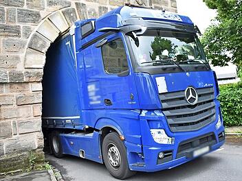 Kein Vor und kein Zur&uuml;ck gab es mehr f&uuml;r den Lkw, der im Forchheimer Tor in Neunkirchen am Brand steckenblieb.