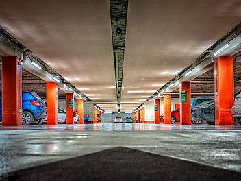 Parken in Würzburg muss nicht teuer sein: Diese neun Parkhäuser sind vergleichsweise günstig.