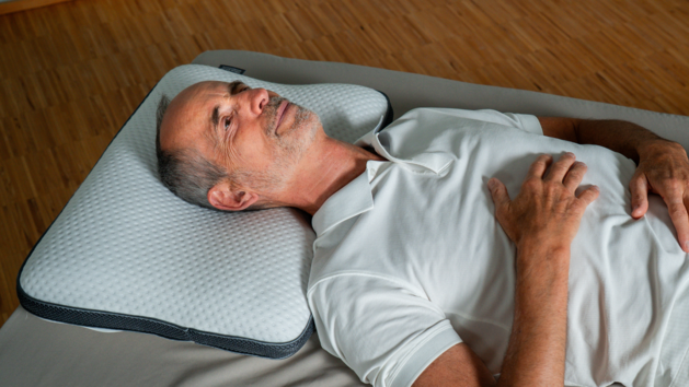 Dank seiner ergonomischen Form passt sich das Kissen Kopf und Nacken an und kann so eine entspanntere Schlafposition unterst&uuml;tzen.