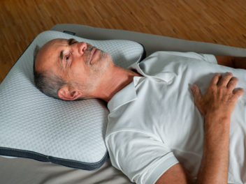 Dank seiner ergonomischen Form passt sich das Kissen Kopf und Nacken an und kann so eine entspanntere Schlafposition unterst&uuml;tzen.