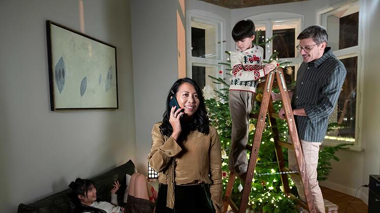 Vorbereitungen auf ein Fest, das so nicht stattfinden wird: Familie Nguyen-B&uuml;rkle liebt die Tradition. Dabei sind Tochter Mimi (Nhung Hong, links), Mama Linh-Ha (Minh-Khai Phan-Thi), Tammy (Fabian Heib&uuml;lt) und Papa Stefan (Marc Oliver Schulze)