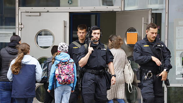Verd&auml;chtige Person im Geb&auml;ude gemeldet: Polizei mit Gro&szlig;aufgebot an Schule