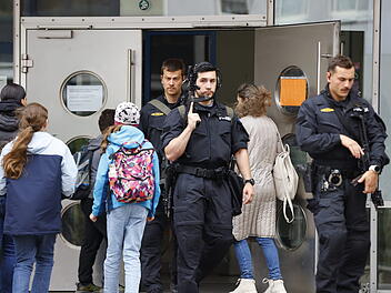 Verd&auml;chtige Person im Geb&auml;ude gemeldet: Polizei mit Gro&szlig;aufgebot an Schule