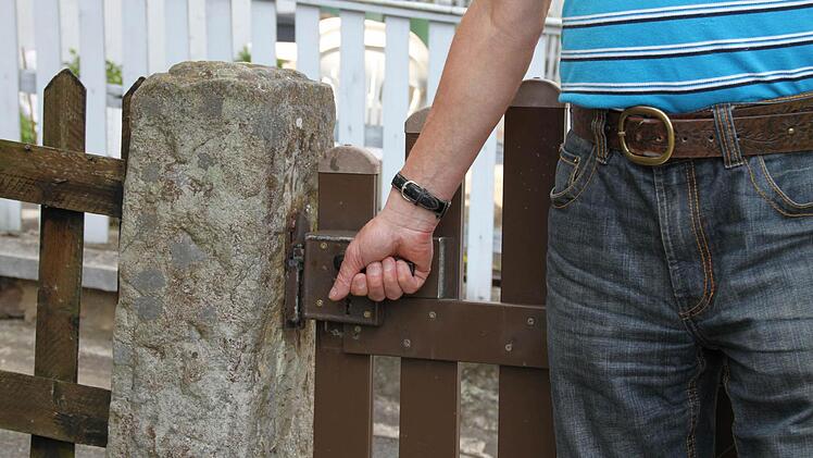 Er bekommt seine Gartentür nicht mehr zu.