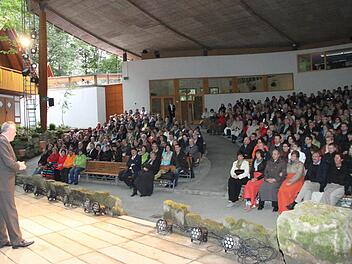 Der Geschäftsführer der Zeitungsverlage der Mediengruppe Oberfranken, Bernd Müller, begrüßte die Besucher der Rundschau-Vorstellung von "Jedermann" an der Naturbühne Trebgast. Fotos: Jürgen Gärtner