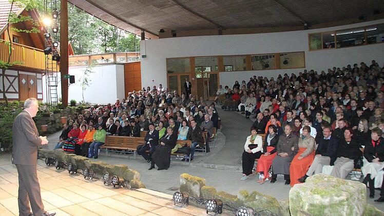 Der Geschäftsführer der Zeitungsverlage der Mediengruppe Oberfranken, Bernd Müller, begrüßte die Besucher der Rundschau-Vorstellung von "Jedermann" an der Naturbühne Trebgast. Fotos: Jürgen Gärtner