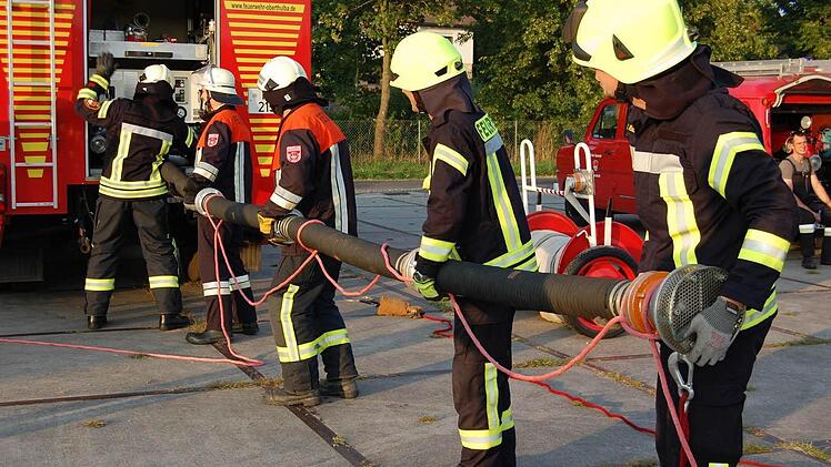 Die Oberthulbaer Wehr beim Auslegen des Saugschlauchs