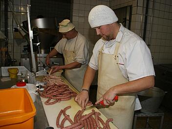 Hand in Hand arbeiten Frank Neundörfer und sein Sohn Johannes (vorne), der frischgebackene Metzgermeister, der den Kirchaicher Betrieb in fünfter Generation weiterführen wird. Foto: Sabine Weinbeer