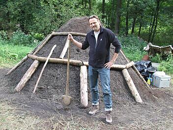 Produzent Marcus Roth zeigt den Köhlermeiler am Eingang des Steinachtales - gleich hinter der Waldschänke. Er funktioniert nicht wie früher, sondern wird elektrisch betrieben. "Aber er raucht dann fast wie echt", verspricht Roth. Fotos: Sonja Adam