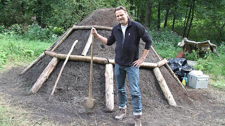 Produzent Marcus Roth zeigt den Köhlermeiler am Eingang des Steinachtales - gleich hinter der Waldschänke. Er funktioniert nicht wie früher, sondern wird elektrisch betrieben. "Aber er raucht dann fast wie echt", verspricht Roth. Fotos: Sonja Adam