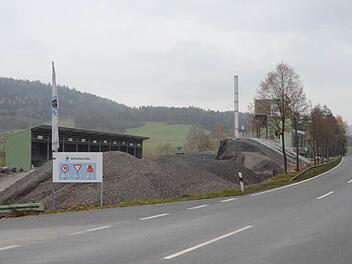 Hier am Asphalt-Mischwerk an der KC 25 bei Birkach wird eine 13 Meter hohe, 22 Meter breite und 50 Meter lange Überdachung für Asphaltgranulat entstehen. Foto: K.- H. Hofmann