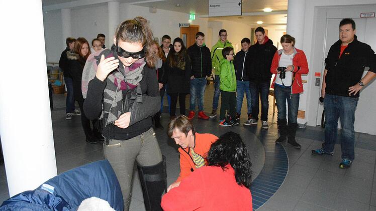Anna Klarmann wollte erst nicht, erkannte dann aber sehr schnell, wie sich ein Alterssimulationsanzug auf den Körper auswirkt. Foto: Schmidt