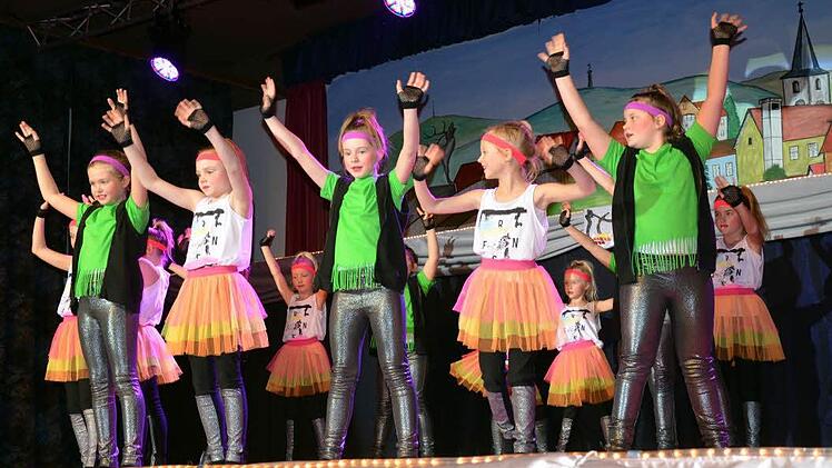 Die "Tanzmäuse" rocken die Jahnhalle.