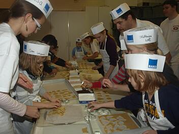 Eine Bäckerei wird es auch in diesem Jahr wieder bei der Eltingshäuser Dorfweihnacht geben. Unser Foto zeigt diesen Veranstaltungspunkt aus dem vergangenen Jahr. Foto: Stefan Geiger/Archiv