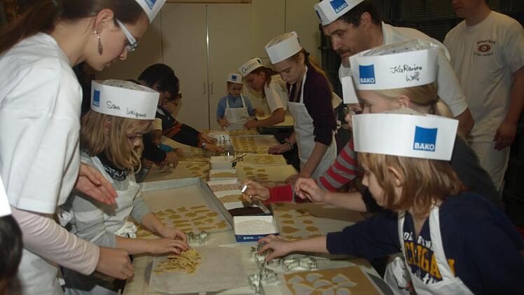 Eine Bäckerei wird es auch in diesem Jahr wieder bei der Eltingshäuser Dorfweihnacht geben. Unser Foto zeigt diesen Veranstaltungspunkt aus dem vergangenen Jahr. Foto: Stefan Geiger/Archiv