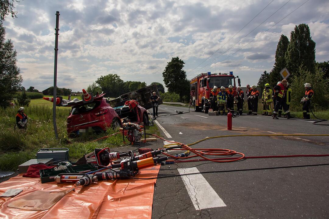 Schwerer Unfall bei Fürth: Frau nach Kollision mit Kastenwagen in Auto eingeklemmt
