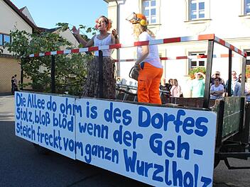 "Mein Freund der Baum ist tot”, jammert eine Anwohnerin. So passiert im Neubaugebiet.  Fotos: Evi Seeger