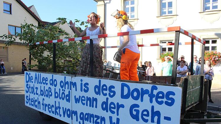 "Mein Freund der Baum ist tot”, jammert eine Anwohnerin. So passiert im Neubaugebiet.  Fotos: Evi Seeger