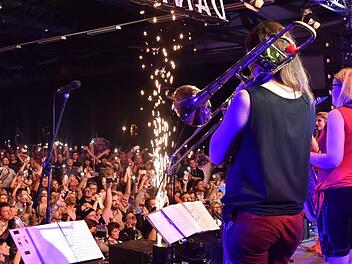 Die Isartaler Hexen brannten ein musikalisches Feuerwerk ab und verwandelten die Mönchshof-Halle in ein Tollhaus.  Fotos: Uschi Prawitz
