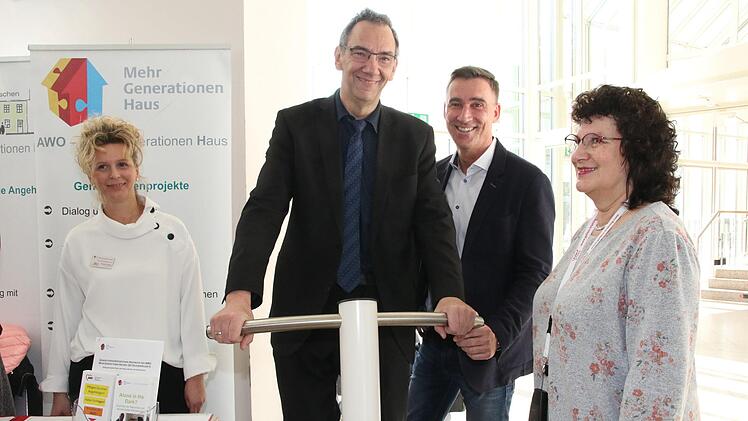 Bürgermeister Thomas Nowak am Stand des Awo-Mehrgenerationenhauses.Wolfgang Desombre