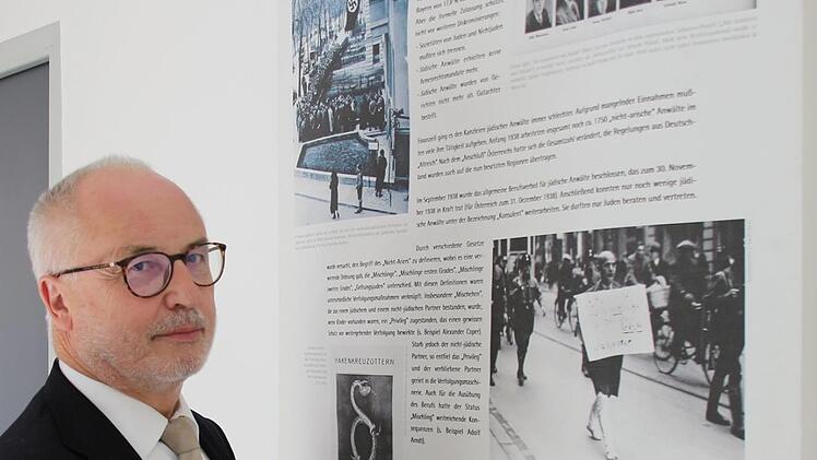 Landgerichtspräsident Anton Lohneis   und Stadtheimatpfleger Hubertus Habel  mahnen. Das Recht am Galgen. Da amüsierte sich der preußische Justizminister Hans Kerrl in einem Referendar-Ausbildungslager sehr.  Carolin Herrmann