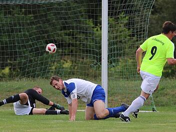 Stefan Wich netzt für den SV Riedenberg zum 2:1 ein. Bad Kissingens Keeper Florian Rottenberger und Routinier Christian Heilmann haben das Nachsehen.Sebastian Schmitt