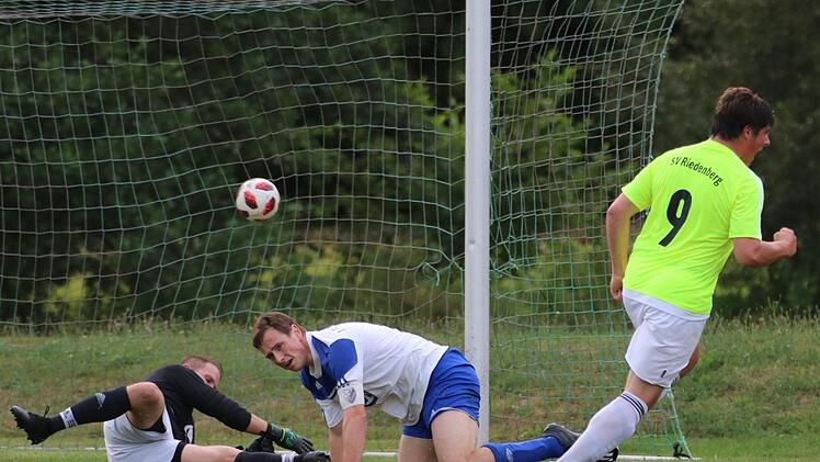 Stefan Wich netzt für den SV Riedenberg zum 2:1 ein. Bad Kissingens Keeper Florian Rottenberger und Routinier Christian Heilmann haben das Nachsehen.Sebastian Schmitt