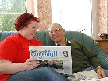 Auch das gehört für Franziska Goihl dazu: Zusammen mit den Patienten und Bewohnern Zeitung lesen und lachen. Einer, der sich besonders darüber freut, ist Gerhard Wöhner, der sich  gerade zur Kurzzeitpflege  im Caritas-Seniorenheim befindet.Christiane Lehmann