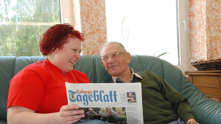 Auch das gehört für Franziska Goihl dazu: Zusammen mit den Patienten und Bewohnern Zeitung lesen und lachen. Einer, der sich besonders darüber freut, ist Gerhard Wöhner, der sich  gerade zur Kurzzeitpflege  im Caritas-Seniorenheim befindet.Christiane Lehmann