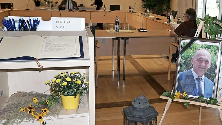 Im Rathaus liegt ein Kondolenzbuch aus.  Foto: Richard Sänger