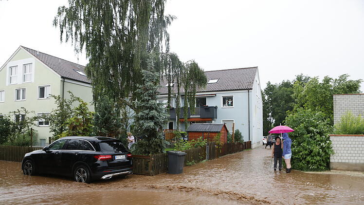 Fürth: Sturzbach überflutet Grundstücke