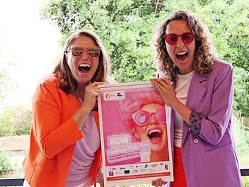 Julia Lang von der Gesundheitsf&ouml;rderung und Gleichstellungsbeauftragte Tanja B&auml;cher-S&uuml;rgers (links) werben f&uuml;r mehr Bewusstsein zum Thema Frauengesundheit.