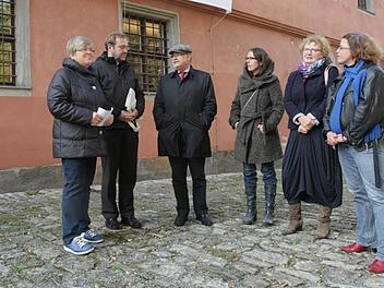 In ihrer Mitte könnte  ein Mahnmal zur Hexenverfolgung  stehen - (von links) Sabine Sauer, Domkapitular Norbert Jung, Werner Hipelius, Christiane Toewe, Barbara Kahle und Christiane Laaser. Foto:  Barbara Herbst