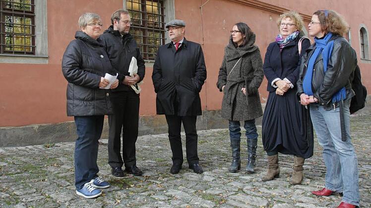In ihrer Mitte könnte  ein Mahnmal zur Hexenverfolgung  stehen - (von links) Sabine Sauer, Domkapitular Norbert Jung, Werner Hipelius, Christiane Toewe, Barbara Kahle und Christiane Laaser. Foto:  Barbara Herbst