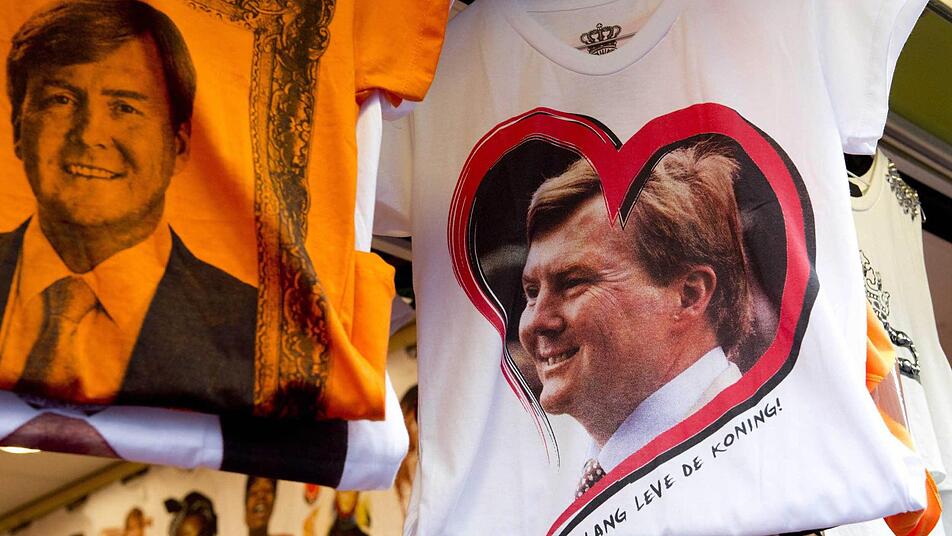 Nicht nur die Niederländer lieben ihr Königshaus: T-Shirts mit dem Bild von Prinz Willem-Alexander in einem Souvenir-Shop in Amsterdam. Foto: EPA/ROBIN UTRECHT