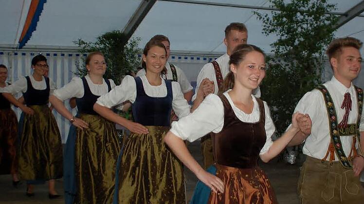 Die Volkstanzgruppe der Partnerlandjugend Görschnitz legt eine heiße Sohle auf das Parkett. Foto: Sophie Arnold