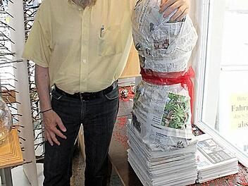 Bernhard Wohlfahrt mit der ungewöhnlichen Deko in seinem Schaufenster. Foto: Peter Groscurth