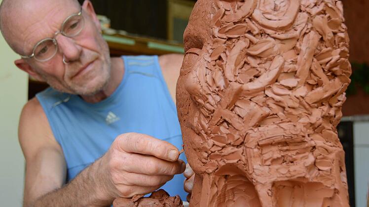 Bildhauer Peter May mit dem Modell der geplanten Skulptur zum Thema Schlaganfall. Foto: Dagmar Besand