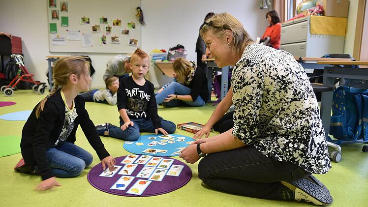 Die Abc-Schützen Laura Zachert und Leon Kacznares lernen spielerisch mit ihrer Klassenlehrerin Karin Sladny.