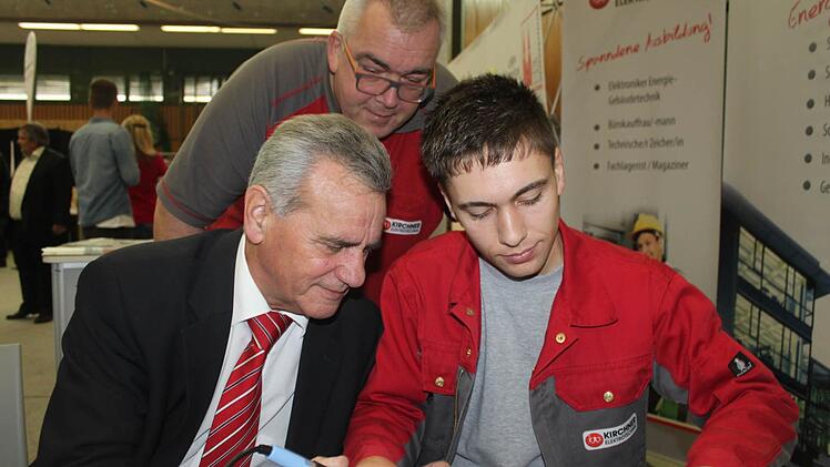 Am Stand von Kirchner-Elektrotechnik  Foto: Veronika Schadeck