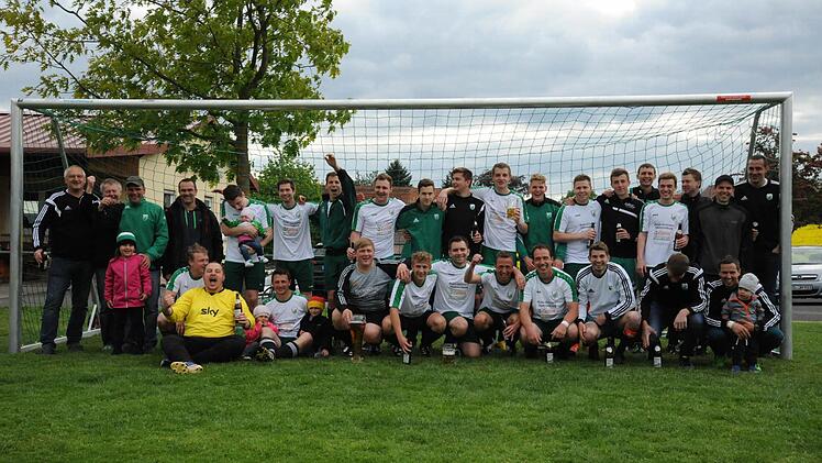 Der FC Untererthal II spielt als Meister der B-Klasse Rhön 2 in der nächsten Saison in der A-Klasse: Unser Bild zeigt (hinten, von links): Betreuer Werner Hereth, "Edel-Fan" Raini, Marko Knüttel, Matthias Schneider, Dominik Kolb, Daniel Virnekäs, Stefan Gerlach, Tobias Schneider, Matthias Tartler, Manuel Schodorf, Lukas Hereth, Jonas Vornroth, Maurice Schneider, Andreas Desch, Johannes Koch, Phillipp Virnekäs, Andreas Herrlein, Jan Tiedemann und Simon Hereth sowie (vorne, von links) Markus Sc...