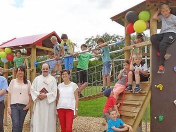 Übergabe des Ginolfser Spielplatzes an die Kinder. Das Bild zeigt (von links) Bürgermeisterin Birgit Erb, Reinhard Pörtner (Sparkasse Bad Neustadt), Ramona Fries, Diakon Wolfgang Dömling und Stefanie Schrenk auf der eigens angefertigen Spielanlage "Ginolfs".  Foto: Marion Eckert